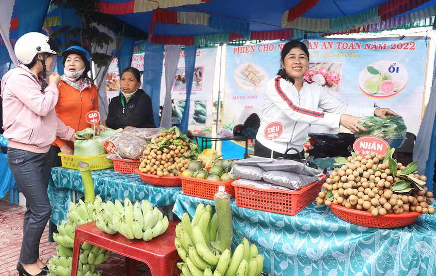  Sản phẩm nông sản an toàn của nông dân huyện Kông Chro được bày bán, giới thiệu tại phiên chợ. Ảnh: Ngọc Minh