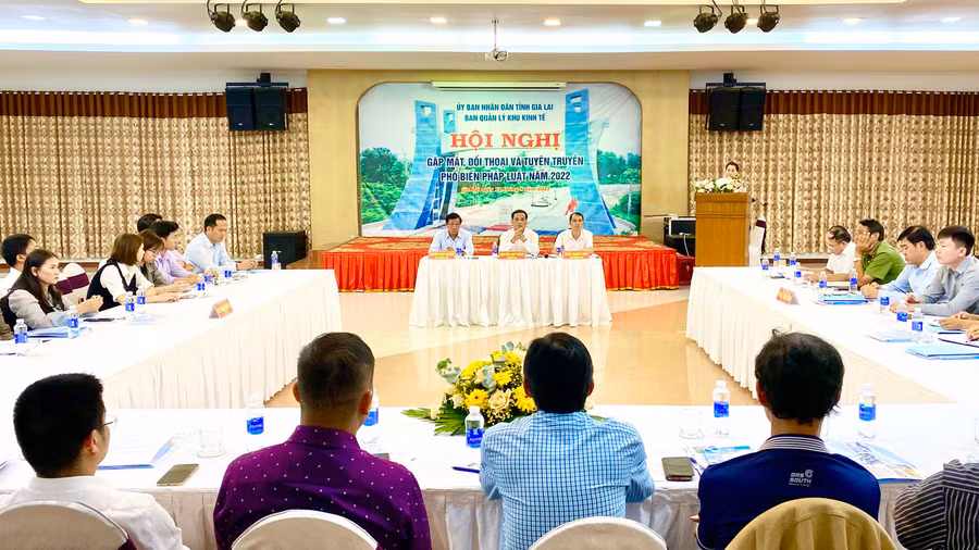 Hội nghị gặp mặt, đối thoại và tuyên truyền, phổ biến pháp luật năm 2022 với hơn 50 DN đang SXKD tại KCN Trà Đa. Ảnh: Hà Duy