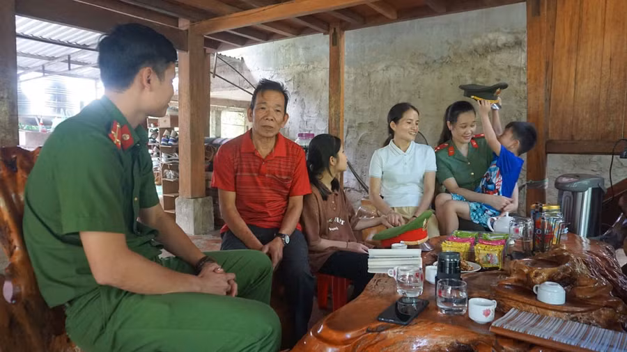 Đồng đội của anh Vi Văn Luân luôn bên cạnh gia đình anh. Ảnh: Minh Hải