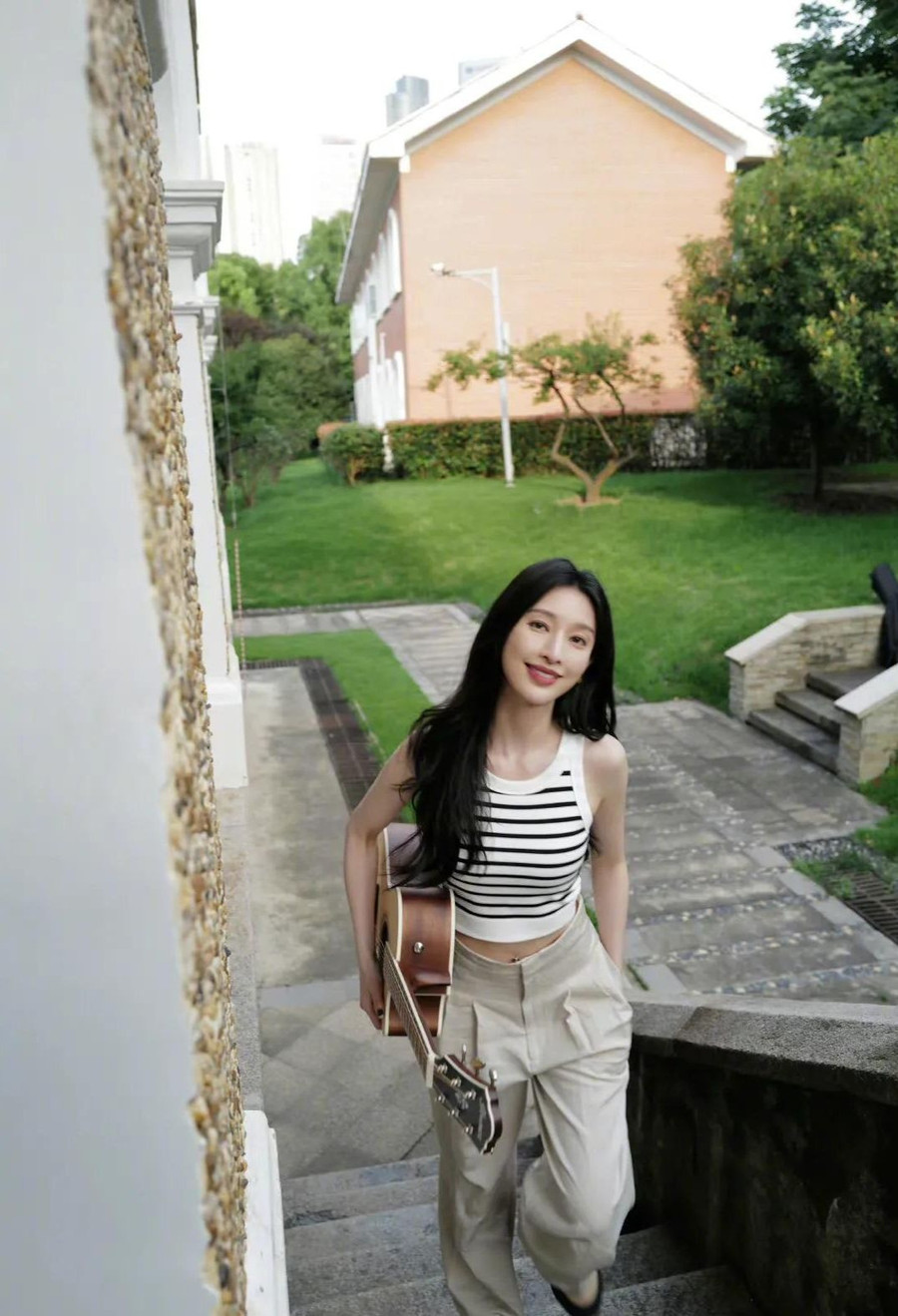 Áo tank top mix cùng quần âu cạp trễ cũng được nhiều mỹ nhân Hoa ngữ ưu ái diện vào mùa hè. Ưu điểm của combo này tạo sự thoải mái, trẻ trung và phóng khoáng. 