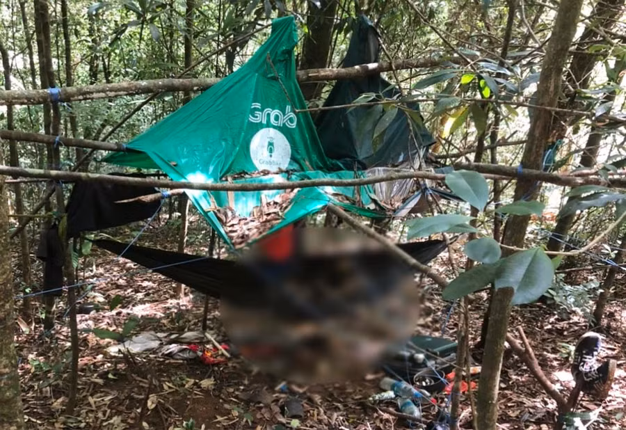 Lán trại dựng tạm nơi phát hiện thi thể 2 nạn nhân. Ảnh: Lê Anh