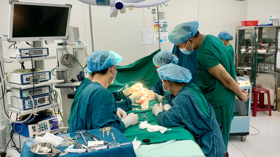 Các bác sĩ Hội Phẫu thuật nhi Việt Nam phối hợp với y-bác sĩ Bệnh viện Nhi tỉnh tiến hành phẫu thuật cho bệnh nhi sứt môi, hở hàm ếch. Ảnh: Như Nguyện