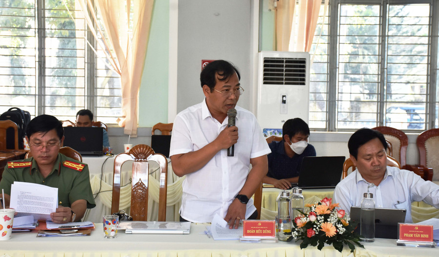 Giám đốc Sở Giao thông-Vận tải Đoàn Hữu Dũng nêu ý kiến tại buổi làm việc. Ảnh: Vĩnh Hoàng Giám đốc Sở Giao thông-Vận tải đóng góp ý kiến. Ảnh: Vĩnh Hoàng