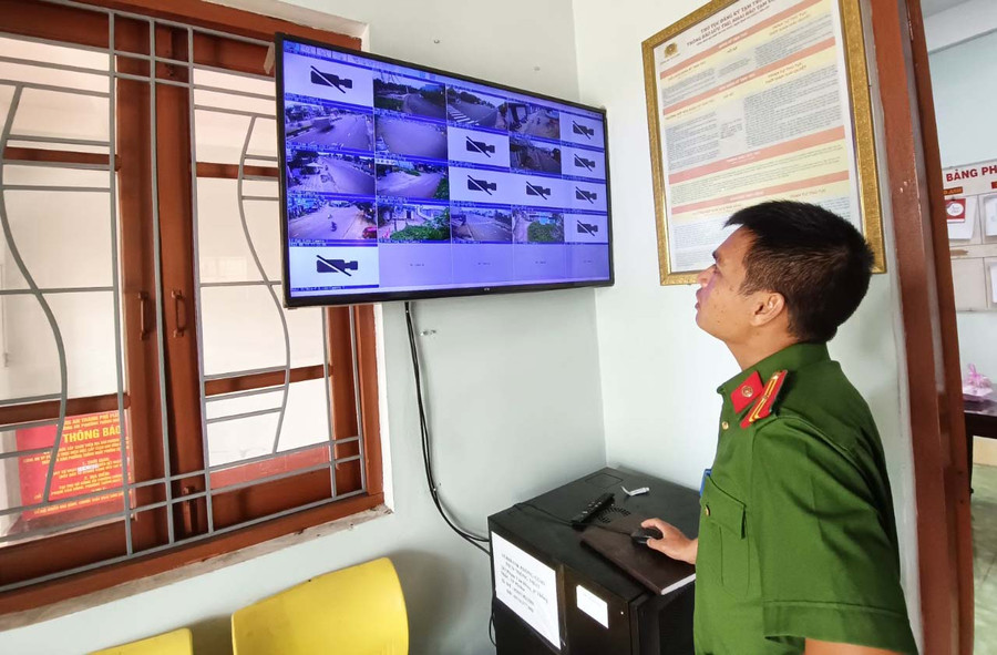 Cán bộ Công an phường Thống Nhất giám sát hình ảnh camera an ninh truyền về máy chủ đặt tại trụ sở đơn vị. Ảnh: R’Ô HOK