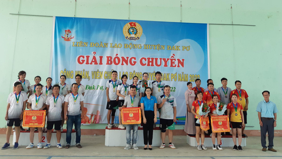 Ban tổ chức trao giải nhất, nhì, ba cho các đội. Ảnh: Tuyết Mai