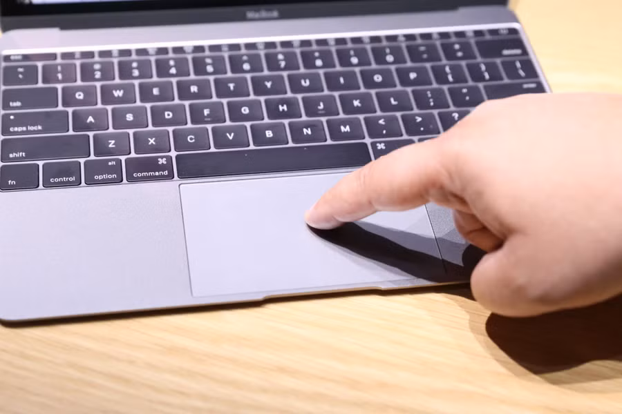 Trackpad trên MacBook hiện đại giúp dễ dàng thực hiện công việc. Ảnh: Chụp màn hình