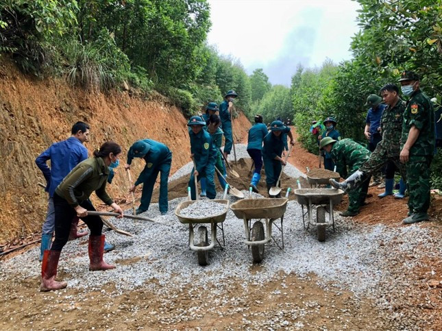 Nhân dân và cán bộ, chiến sỹ Biên phòng Bình Nghi chung tay làm đường liên xã. Ảnh: Duy Chiến