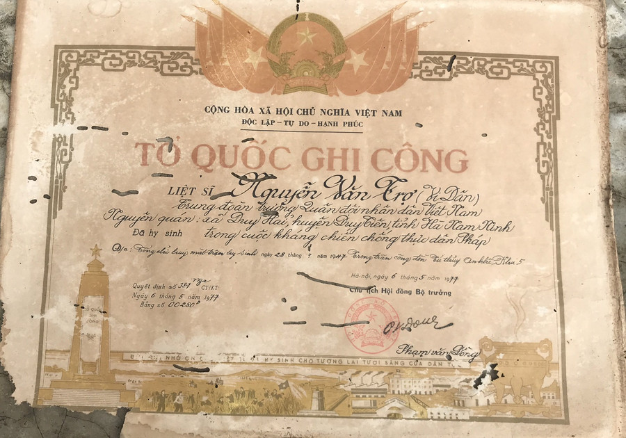 Bằng Tổ quốc ghi công của Trung đoàn trưởng Vi Dân. Ảnh: Nguyễn Quang Tuệ