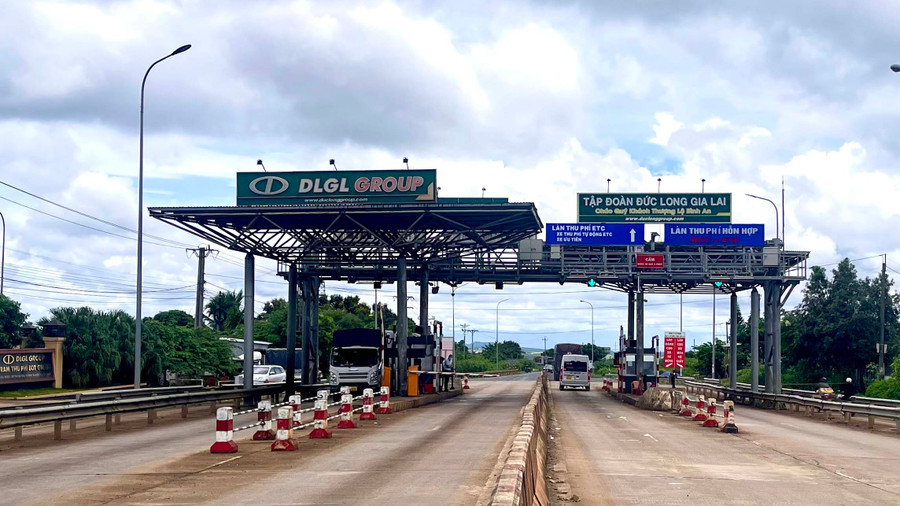 Số lượng xe qua Trạm thu phí Đức Long Gia Lai 1 sáng 1-8 vẫn diễn ra như thường lệ, không có hiện tượng ùn tắc giao thông. Ảnh: Minh Triều