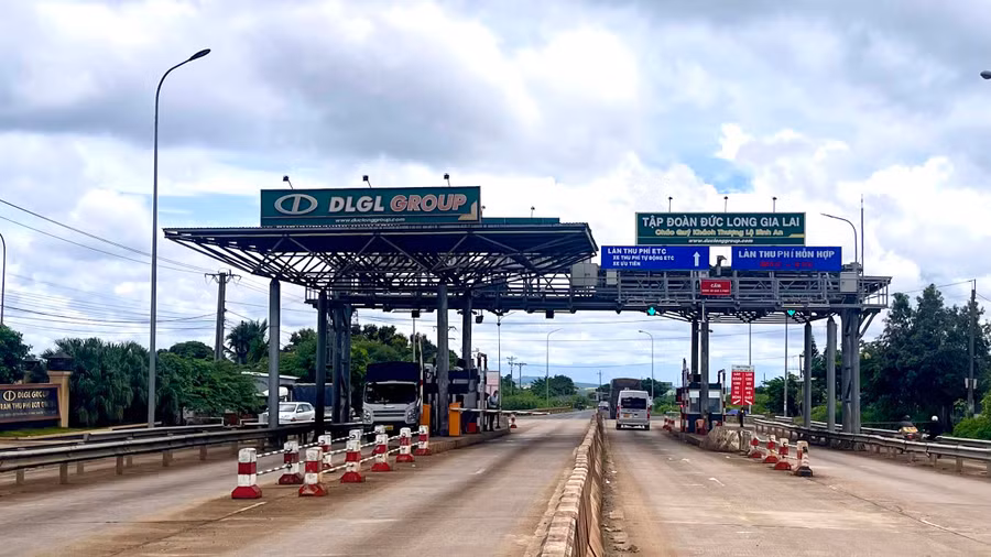 Số lượng xe qua Trạm thu phí Đức Long Gia Lai 1 sáng 1-8 vẫn diễn ra như thường lệ, không có hiện tượng ùn tắc giao thông. Ảnh: Minh Triều