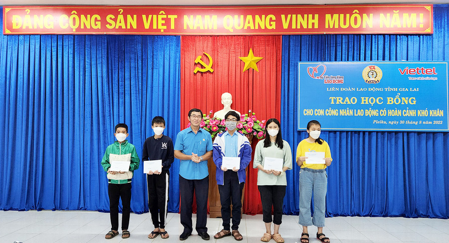 Liên đoàn Lao động TP. Pleiku trao 7 suất học bổng cho con công nhân có hoàn cảnh khó khăn trên địa bàn TP. Pleiku. Ảnh: Đinh Yến Liên đoàn Lao động TP. Pleiku trao 7 suất học bổng cho con công nhân có hoàn cảnh khó khăn trên địa bàn thành phố. Ảnh: Đinh Yến