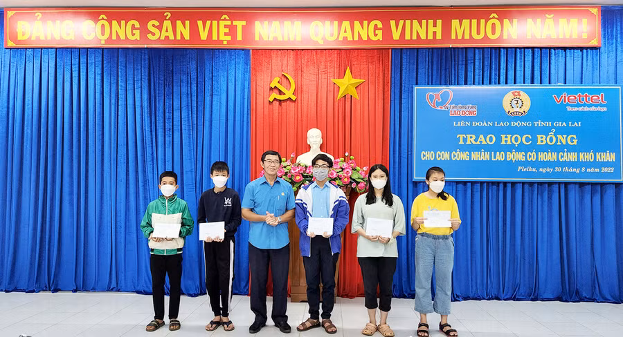  Liên đoàn Lao động TP. Pleiku trao 7 suất học bổng cho con công nhân có hoàn cảnh khó khăn trên địa bàn thành phố. Ảnh: Đinh Yến