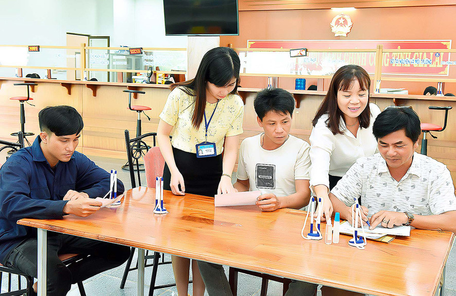 Người dân được hướng dẫn làm thủ tục hành chính tại Trung tâm Phục vụ hành chính công tỉnh. Ảnh: Đức Thụy Hướng dẫn người dân làm thủ tục hành chính tại Trung tâm Phục vụ hành chính công tỉnh. Ảnh: Đức Thụy