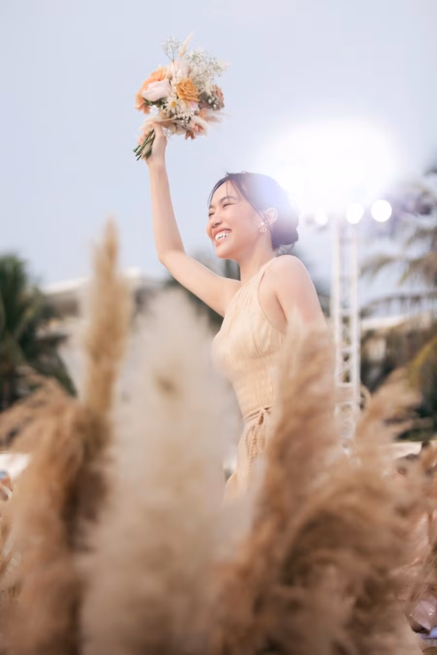 Khoảnh khắc Diệu Nhi chụp được hoa cưới từ cô dâu Minh Hằng vài tháng trước. Ảnh: FBNV