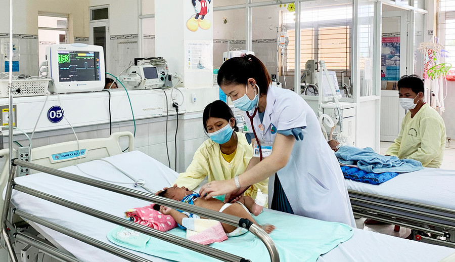  Bác sĩ thăm khám cho một bệnh nhi mắc SXH tại Bệnh viện Nhi Gia Lai. Ảnh: Như Nguyện