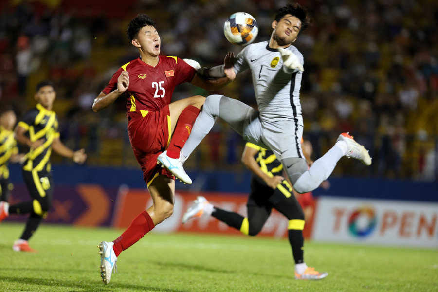 Đăng Dương đã được thử nghiệm 2 trận ở hành lang phải. Ảnh: Ngọc Dương