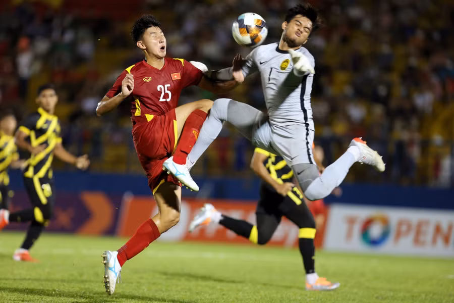 Đăng Dương đã được thử nghiệm 2 trận ở hành lang phải. Ảnh: Ngọc Dương