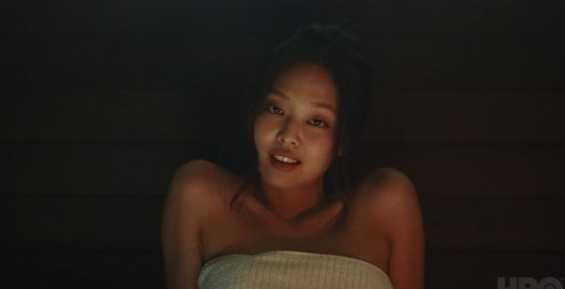 Jennie khoe trọn bờ vai móc áo quyến rũ trong phim 