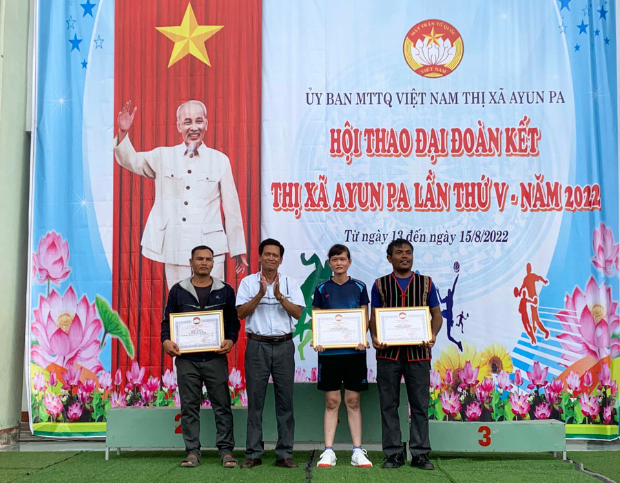 Ban tổ chức trao giải toàn đoàn cho các đơn vị đạt thành tích cao tại hội thao. Ảnh: Vũ Chi