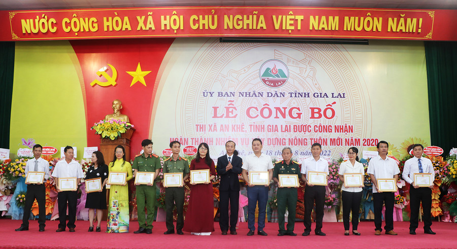 Chủ tịch UBND thị xã An Khê tặng giấy khen cho các tập thể, cá nhân đã có thành tích xuất sắc trong phong trào “Gia Lai chung sức xây dựng nông thôn mới”. Ảnh: Ngọc Minh 