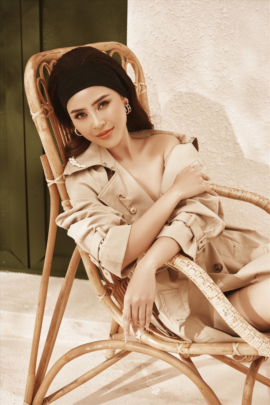 “Tôi có xuất phát điểm trong một gia đình không quá khó khăn, thậm chí là thoải mái về kinh tế nên không bị ảnh hưởng về vấn đề này. Mình là một người đẹp, khi người ta thích thì sẽ mời mình đi ăn tối, cà phê. Tôi cứ lịch sự từ chối thôi. Bây giờ mình đã lớn rồi nên quan trọng nhất vẫn là cách cư xử của mình“, cô nói.