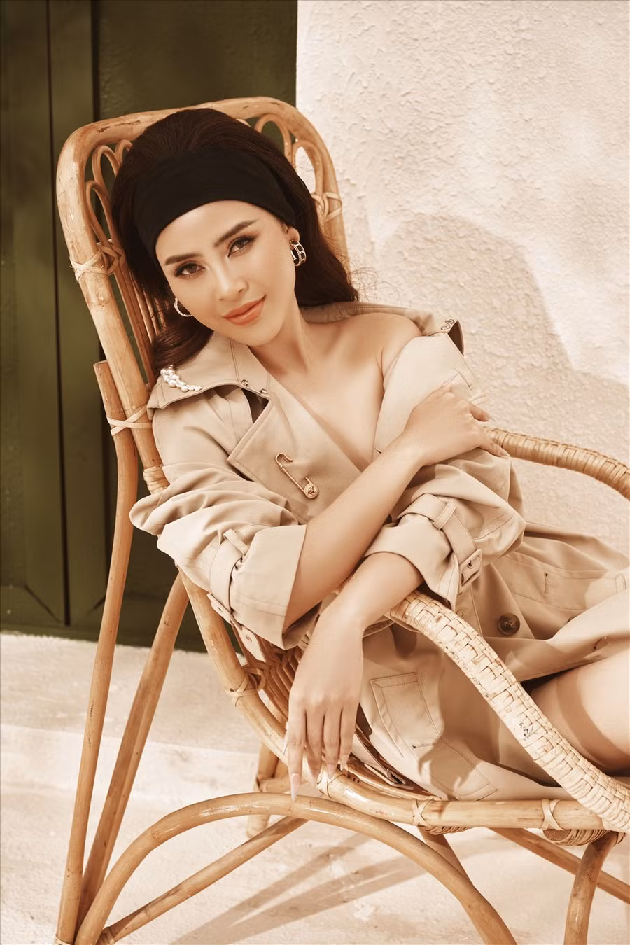 “Tôi có xuất phát điểm trong một gia đình không quá khó khăn, thậm chí là thoải mái về kinh tế nên không bị ảnh hưởng về vấn đề này. Mình là một người đẹp, khi người ta thích thì sẽ mời mình đi ăn tối, cà phê. Tôi cứ lịch sự từ chối thôi. Bây giờ mình đã lớn rồi nên quan trọng nhất vẫn là cách cư xử của mình“, cô nói.