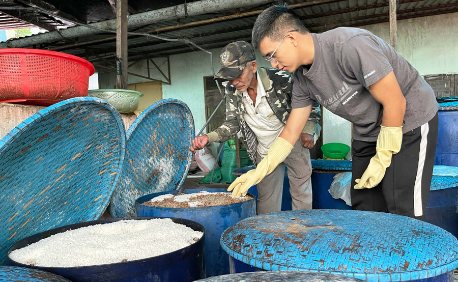 Ông Nguyễn Hữu Cường cùng con trai kiểm tra các công đoạn làm tương. Ảnh: Hoàng Ngọc