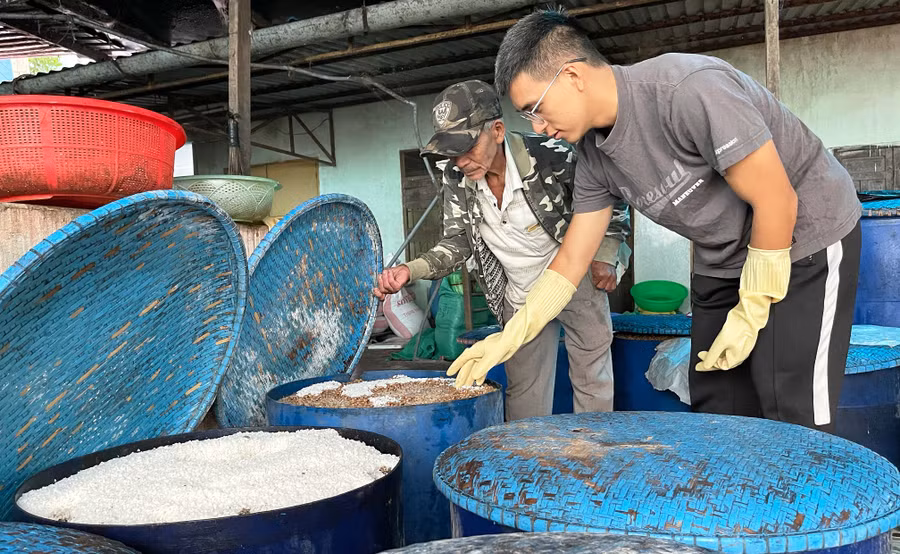 Ông Nguyễn Hữu Cường cùng con trai kiểm tra các công đoạn làm tương. Ảnh: Hoàng Ngọc