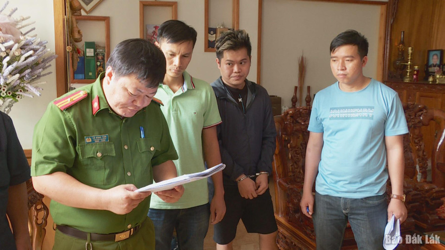 Công an tỉnh Đak Lak đọc lệnh bắt giữ đối tượng Bùi Thanh Nguyên. Ảnh: Báo Đak Lak