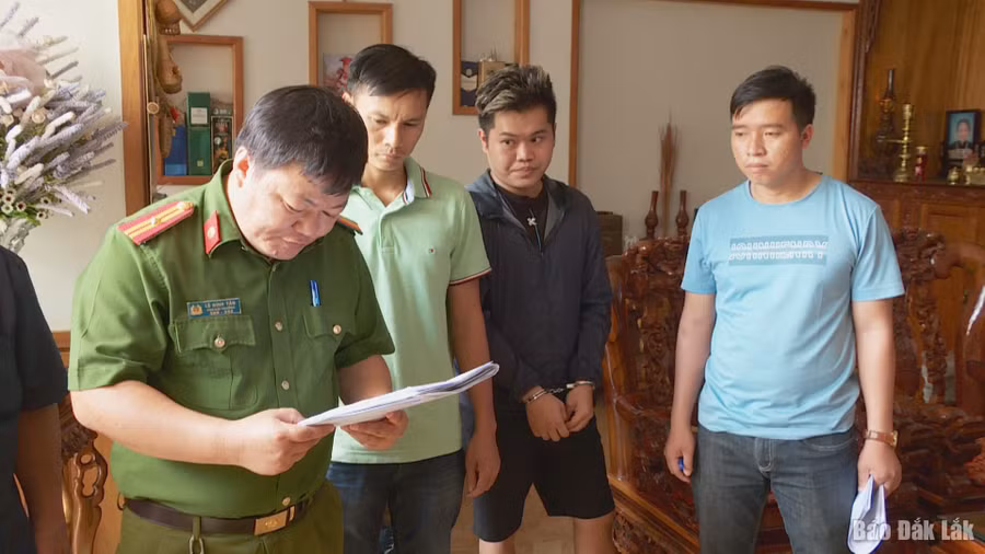 Công an tỉnh Đak Lak đọc lệnh bắt giữ đối tượng Bùi Thanh Nguyên. Ảnh: Báo Đak Lak