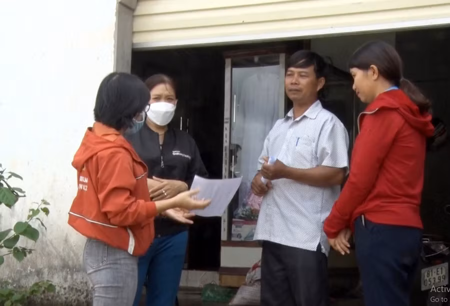 Tuyên truyền cho người dân về các biện pháp phòng-chống sốt xuất huyết. Ảnh: Hà Phương