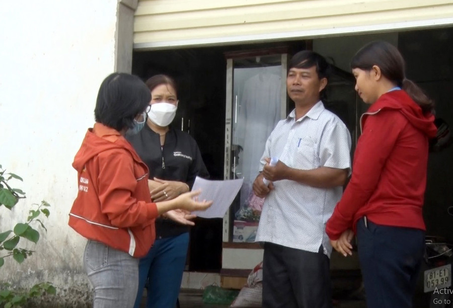 Tuyên truyền cho người dân về các biện pháp phòng-chống sốt xuất huyết. Ảnh: Hà Phương