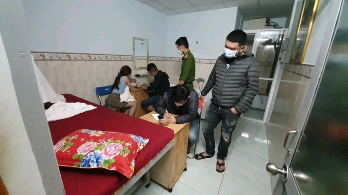 Hiện trường vụ mua bán dâm, massage kích dục bị công an bắt quả tang. Ảnh: Công an TP. Buôn Ma Thuột cung cấp  Hiện trường vụ mua bán dâm, massage kích dục bị công an bắt quả tang. Ảnh Công an TP. cung cấp