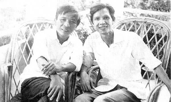 Nhạc sĩ Nhật Lai (bên trái) và nhạc sĩ Lư Nhất Vũ chụp hình lưu niệm năm 1976 (ảnh tư liệu).