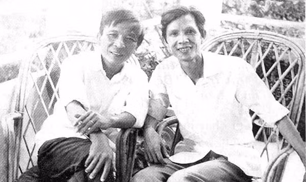 Nhạc sĩ Nhật Lai (bên trái) và nhạc sĩ Lư Nhất Vũ chụp hình lưu niệm năm 1976 (ảnh tư liệu).