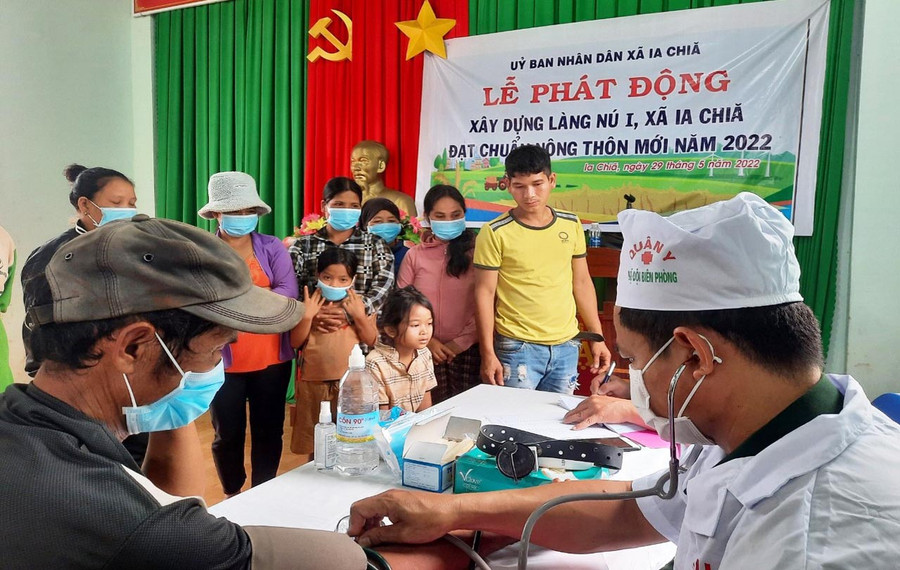 Cán bộ Quân y Bộ Chỉ huy Bộ đội Biên phòng tỉnh khám bệnh cho người dân làng Nú 1, xã Ia Chía. Ảnh: Anh Huy
