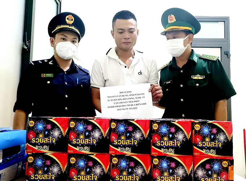 Đối tượng Nguyễn Văn Hùng (áo trắng) cùng tang vật. Ảnh nguồn Báo Quảng Bình