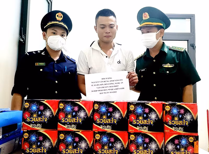 Đối tượng Nguyễn Văn Hùng (áo trắng) cùng tang vật. Ảnh nguồn Báo Quảng Bình