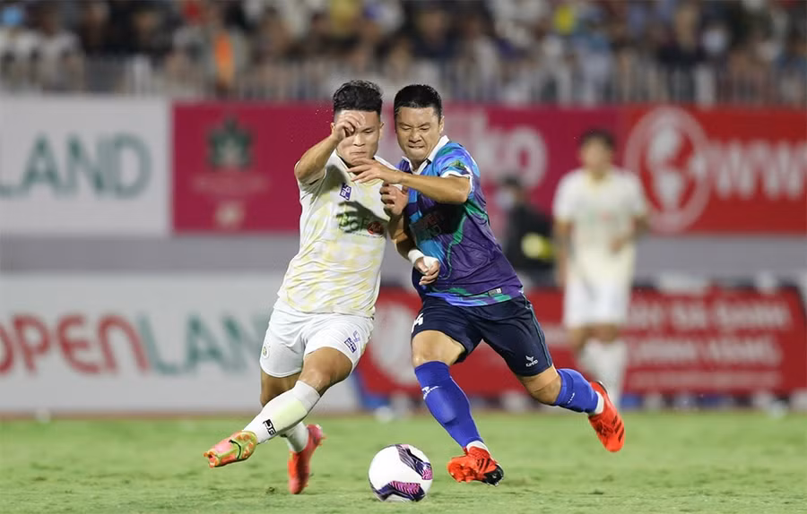 Tuấn Hải (trái) ghi bàn duy nhất giúp Hà Nội FC thắng Bình Định, độc chiếm ngôi đầu V-League 2022. Ảnh: VPF