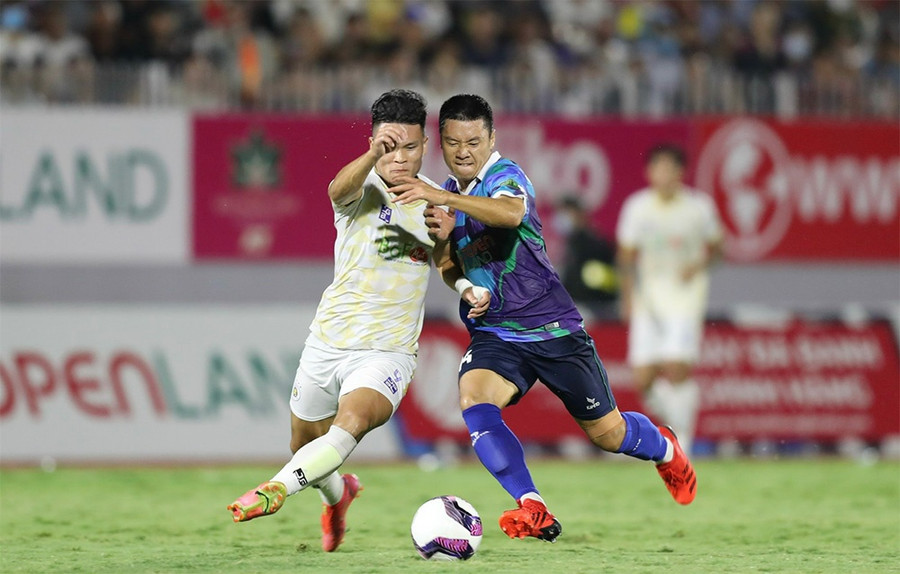 Tuấn Hải (trái) ghi bàn duy nhất giúp Hà Nội FC thắng Bình Định, độc chiếm ngôi đầu V-League 2022. Ảnh: VPF