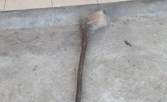 Chiếc cuốc của đối tượng dùng khi vào cướp tiệm vàng Chiếc cuốc của đối tượng dùng khi vào cướp tiệm vàng