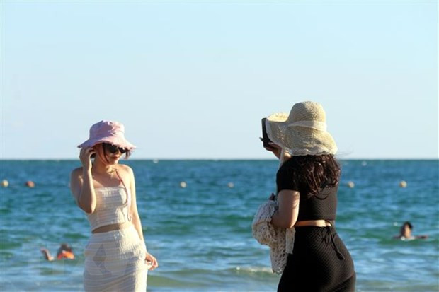 Du khách thích thú check in tại bãi biển Vàn Chảy của huyện Cô Tô. Ảnh: Thanh Vân/TTXVN