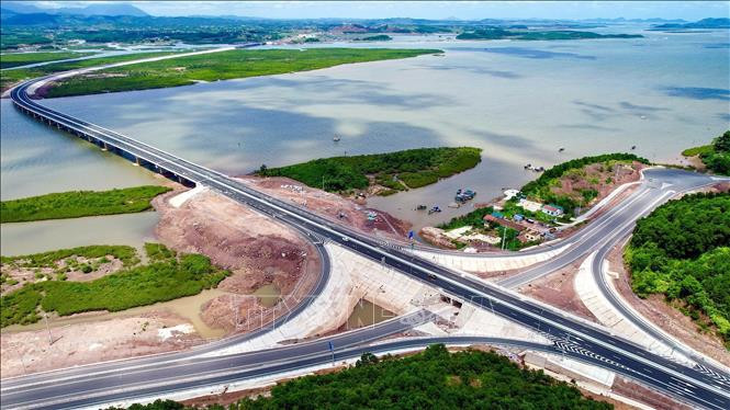 Dự án cao tốc Vân Đồn - Móng Cái đã hoàn thành trên 95% khối lượng, sẽ vận hành vào quý III/2022. Ảnh: TTXVN 