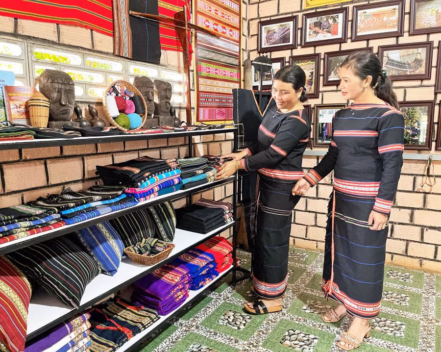 Phòng trưng bày các sản phẩm làm từ chất liệu thổ cẩm tại làng Phung, xã Biển Hồ, TP. Pleiku. Ảnh: Minh Châu