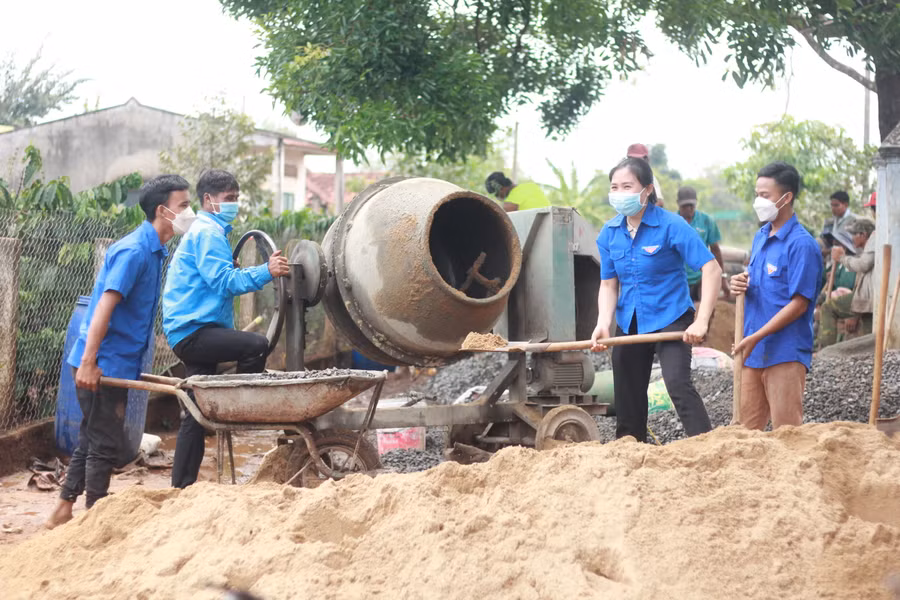 Đoàn viên, thanh niên xã Ia Mơ Nông (huyện Chư Păh) tham gia xây dựng công trình “Trường đẹp cho em”. Ảnh: Phan Lài