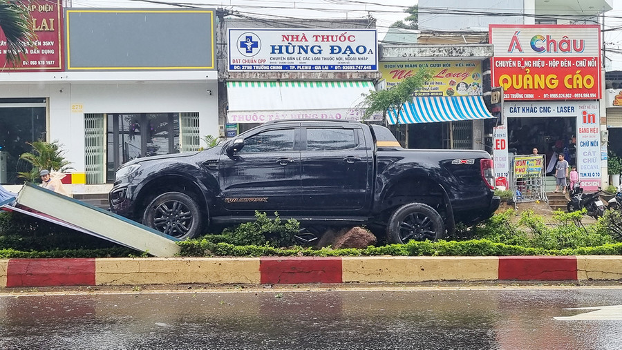  Xe ô tô mất lái lao lên giải phân cách. Ảnh: Hà Phương