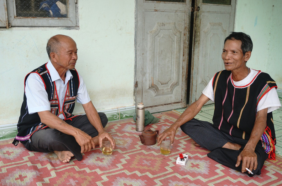  Ông A Trũi (trái) cùng người bạn A Klới ôn lại chuyện cứu đứa nhỏ từ hủ tục cay nghiệt của làng. Ảnh: VT