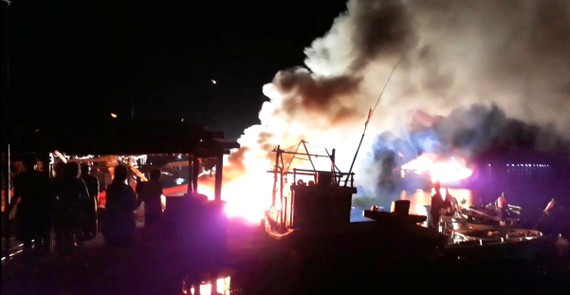 Cháy 4 tàu cá xã Cảnh Dương. Ảnh nguồn SGGPO