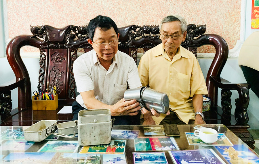  Ông Đỗ Ngọc Thạch (bìa trái, tổ 8, phường Hoa Lư, TP. Pleiku) luôn giữ gìn những kỷ vật thời kỳ tham gia vận động lương thực phục vụ kháng chiến. Ảnh: Nhật Hào