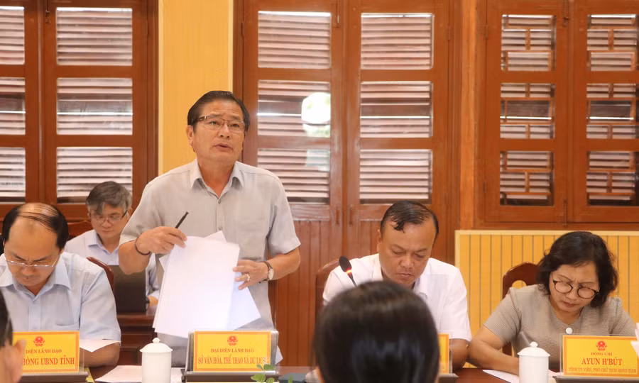 Ông Trần Ngọc Nhung-Giám đốc Sở Văn hóa-Thể thao và Du lịch tham gia ý kiến tại hội nghị. Ảnh: Ngọc Minh